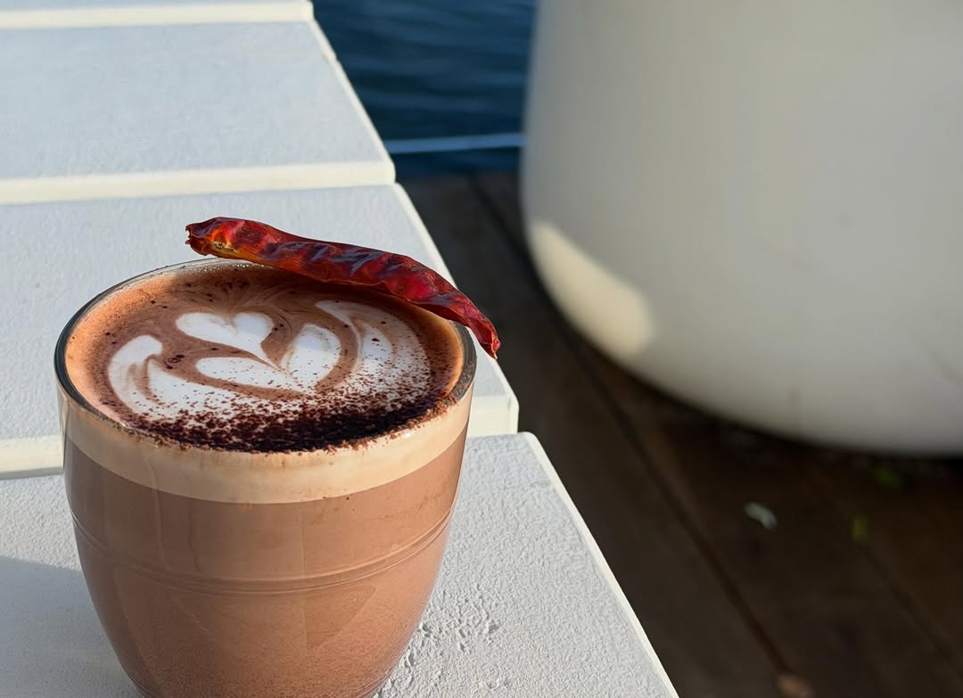 Buoy Kiosk: appetizing drink photo with atmosphere