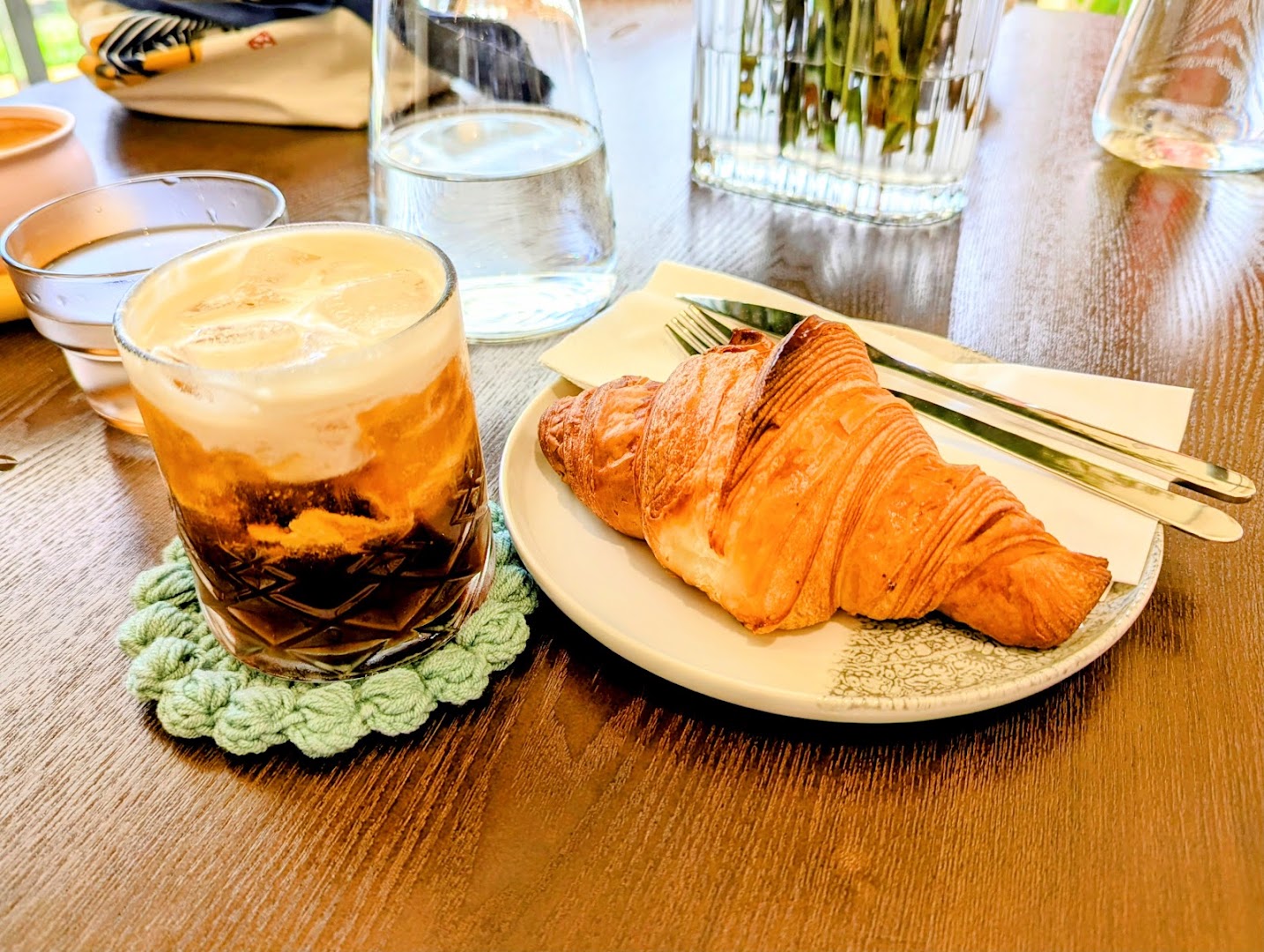 Festive Coffee: appetizing photo of breakfast items