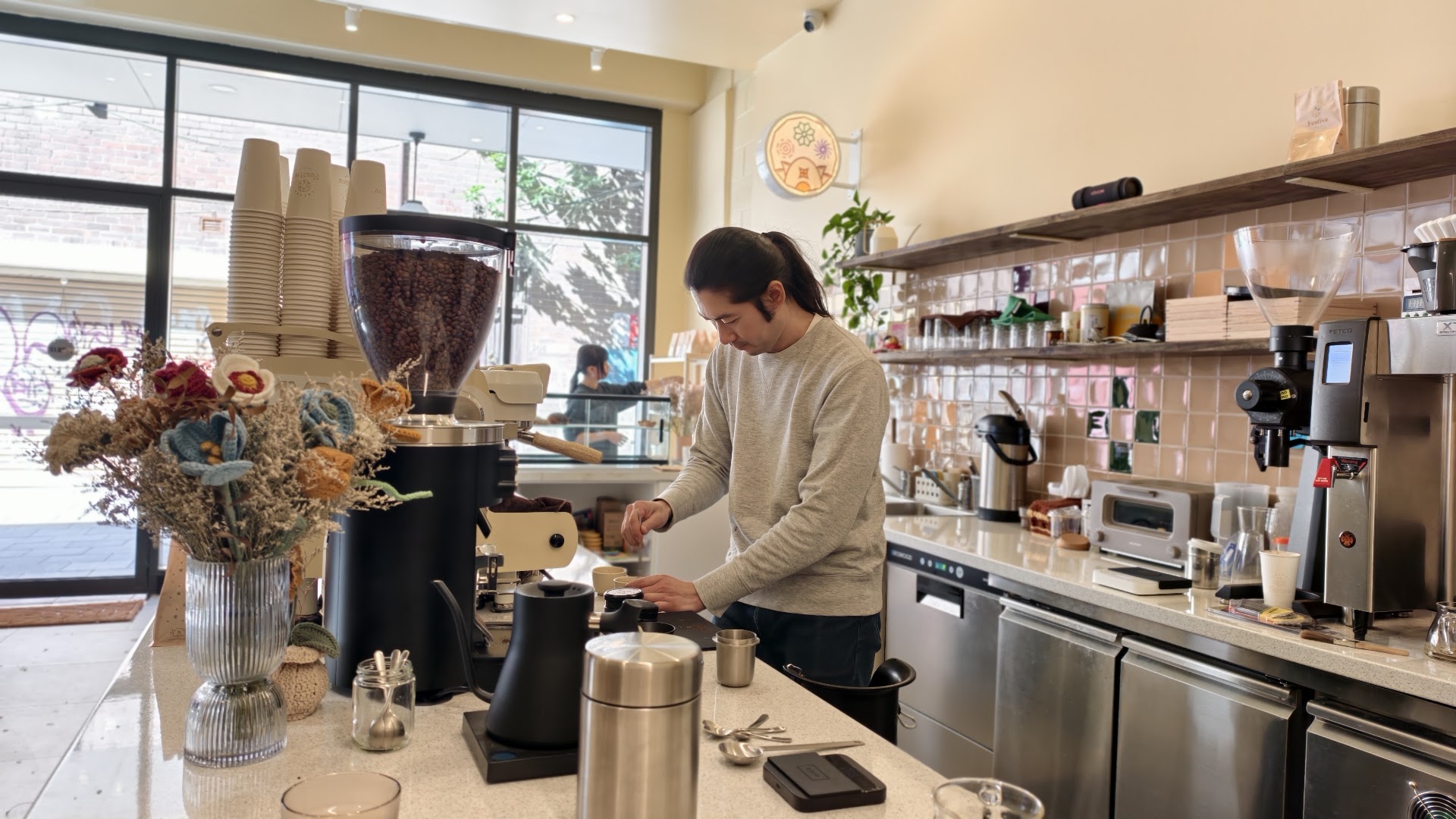 Festive Coffee: professional shot of barista working