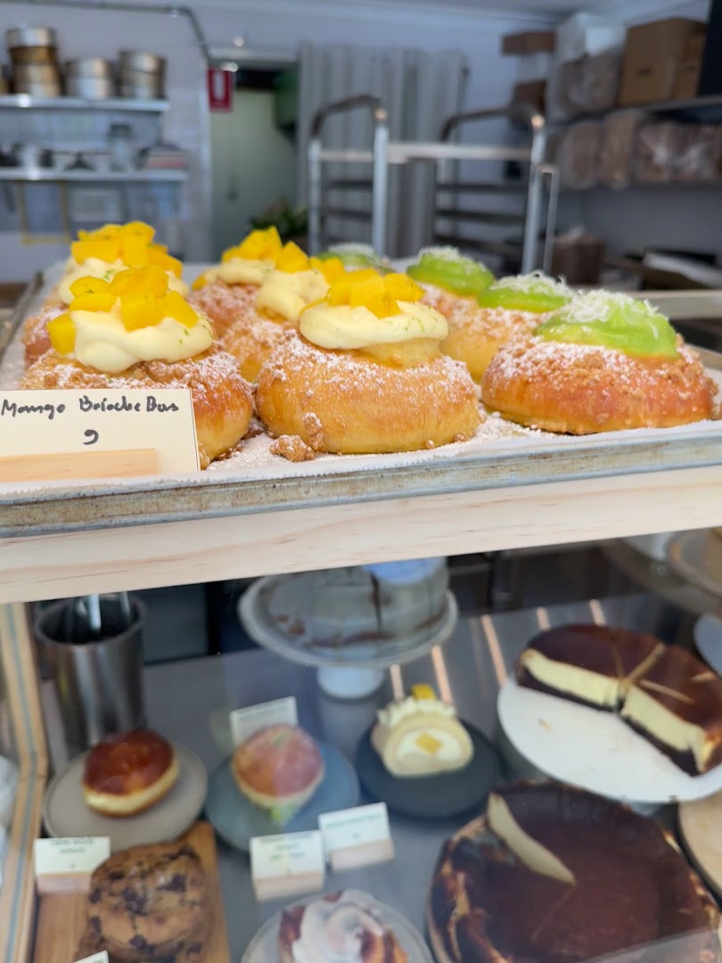 Khanom House: appetizing display of fresh pastries