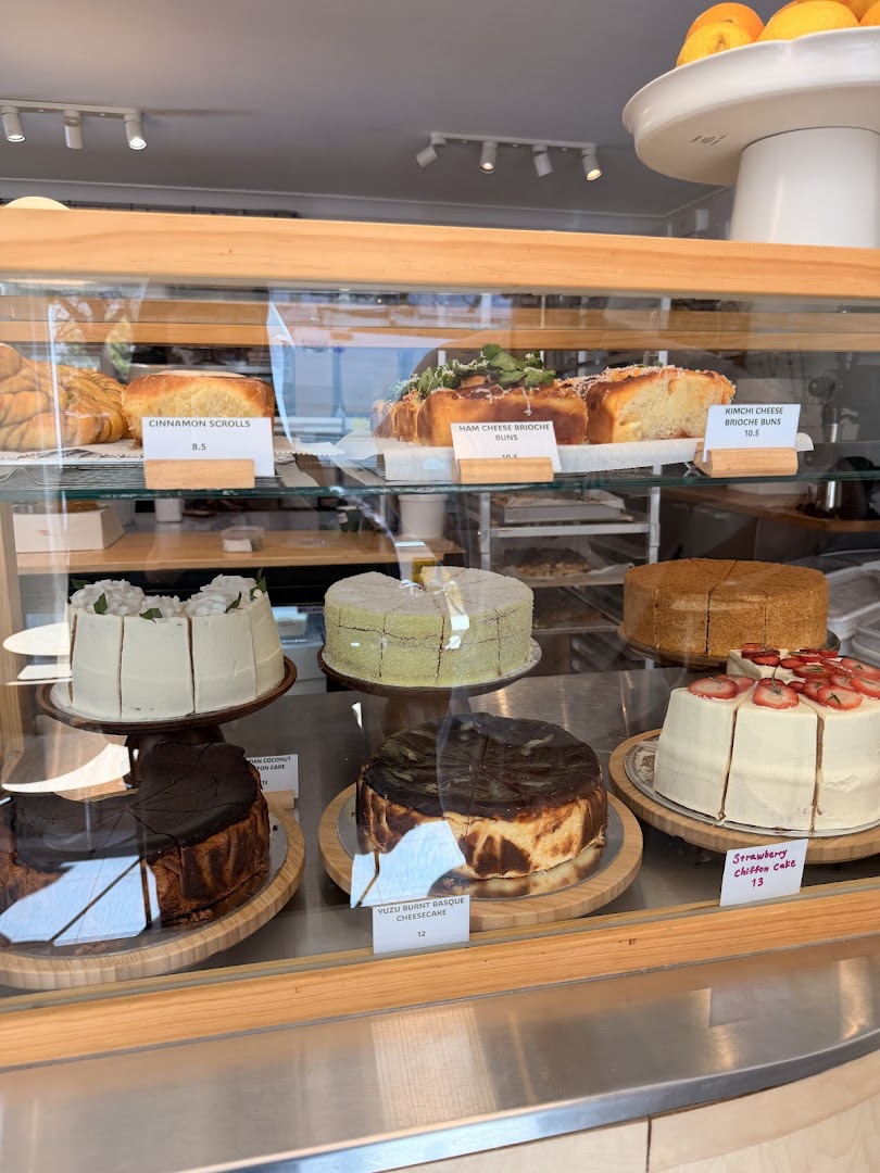 Khanom House: clear display of appetizing food