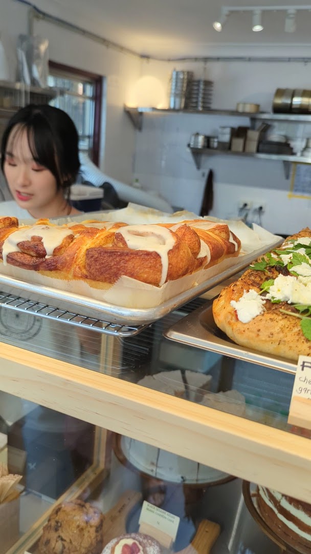 Khanom House: appetizing food display and staff