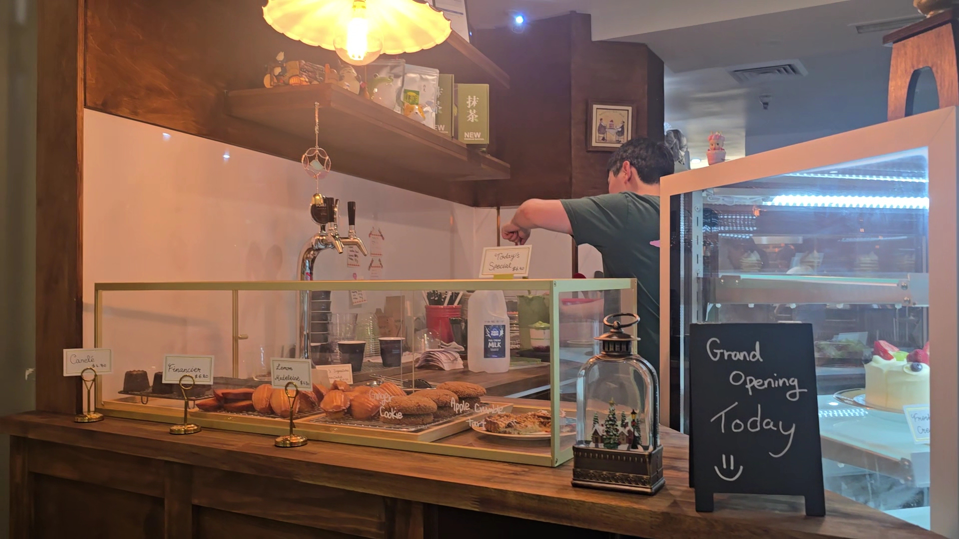 Kiki Dessert: clear view of cafe interior