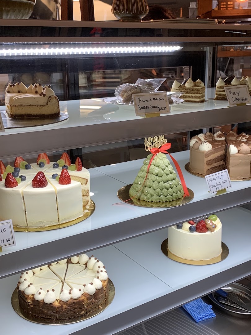 Kiki Dessert: appetizing display of fresh desserts