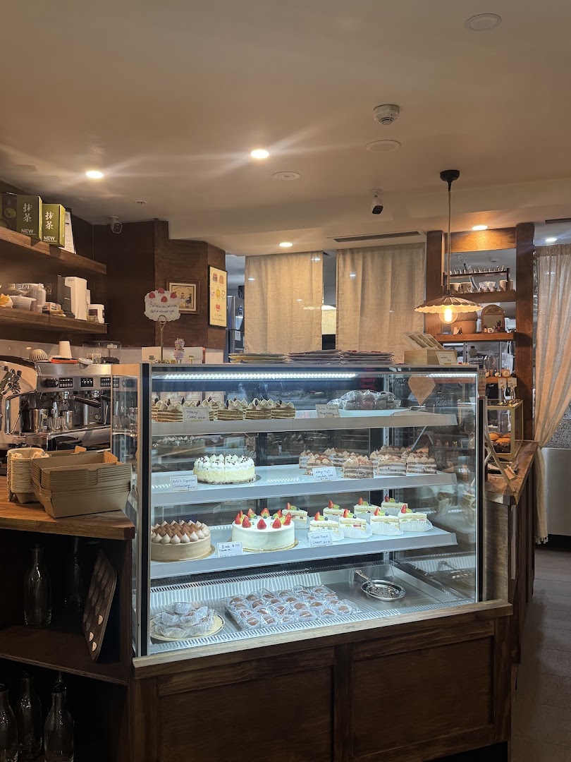 Kiki Dessert: clear display of appetizing desserts