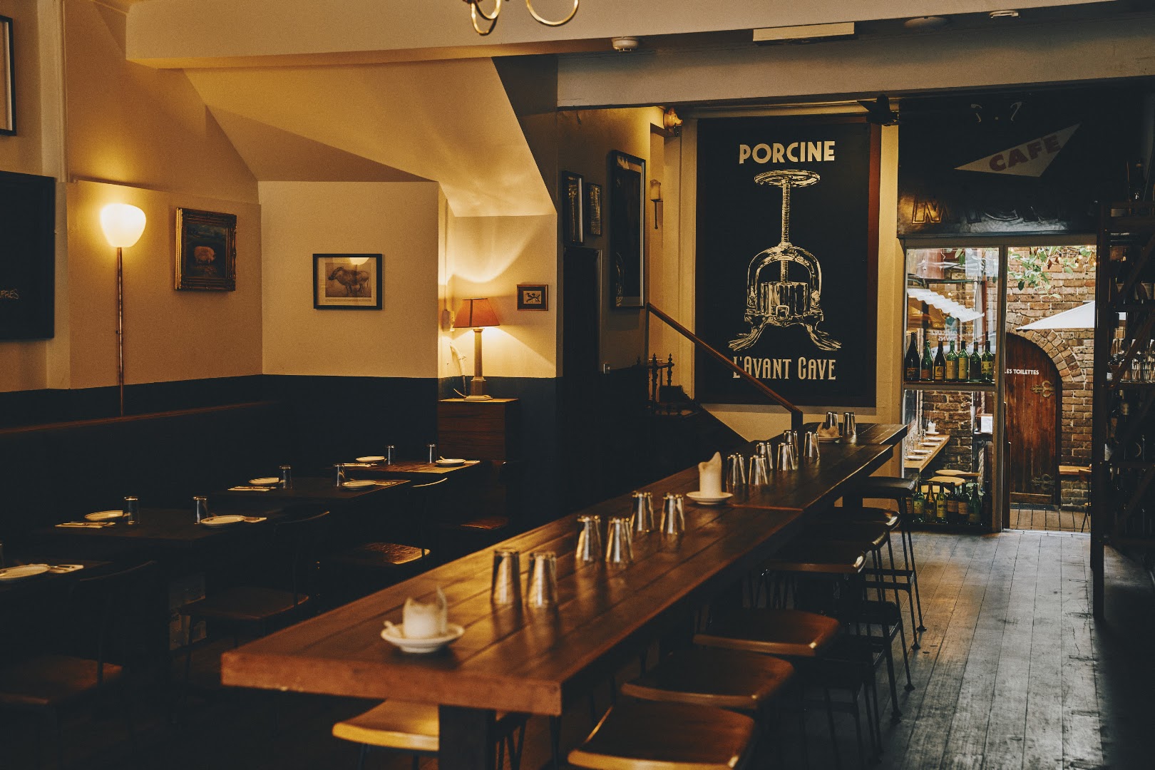 L'Avant Cave: inviting atmosphere and clear interior
