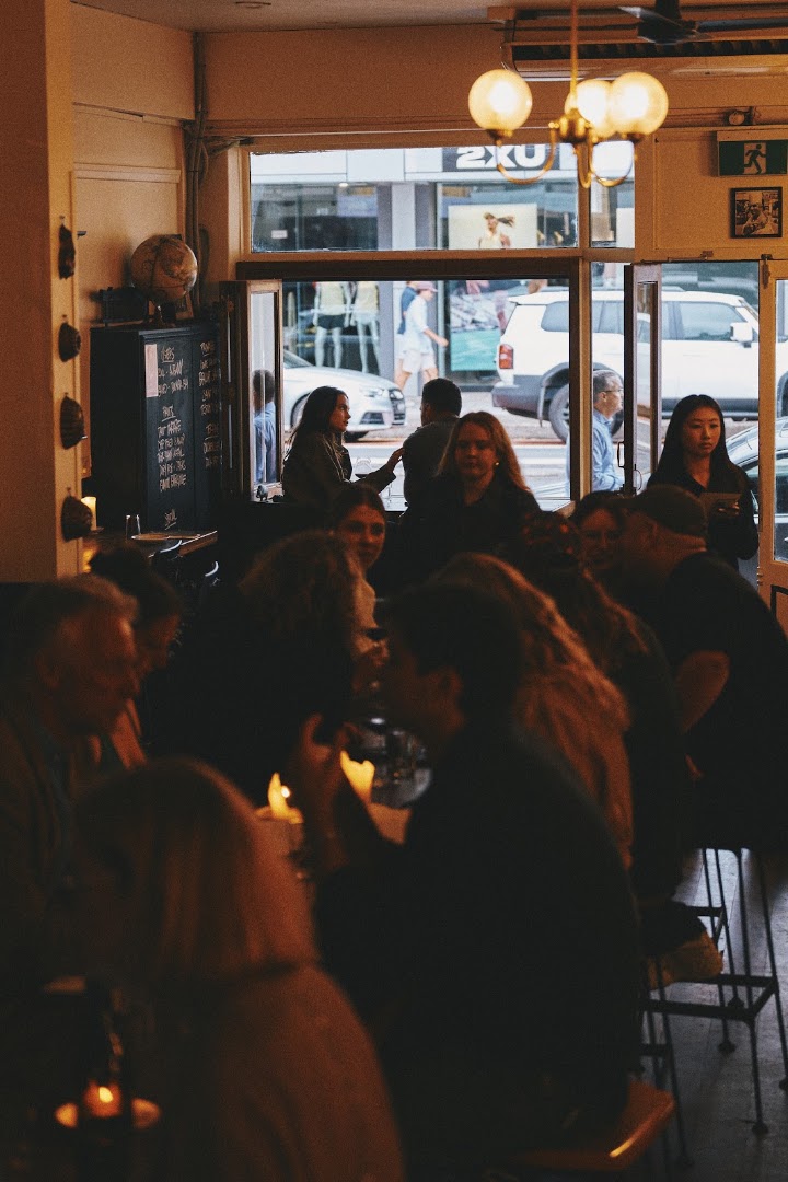 L'Avant Cave: authentic bar atmosphere well