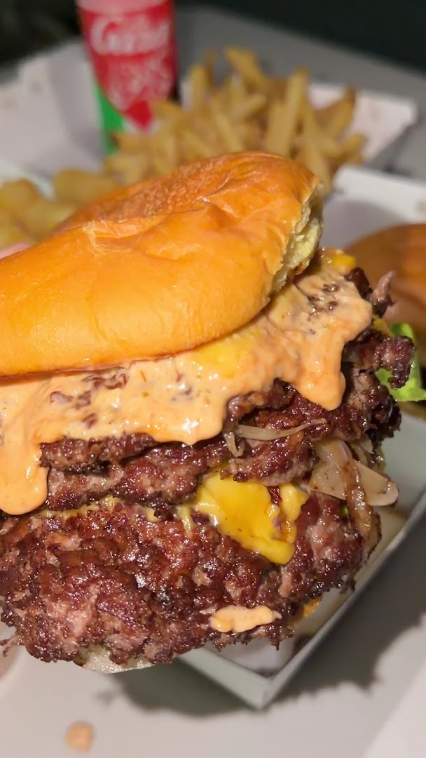 Pacho's Burger Truck: appetizing close-up of the burger