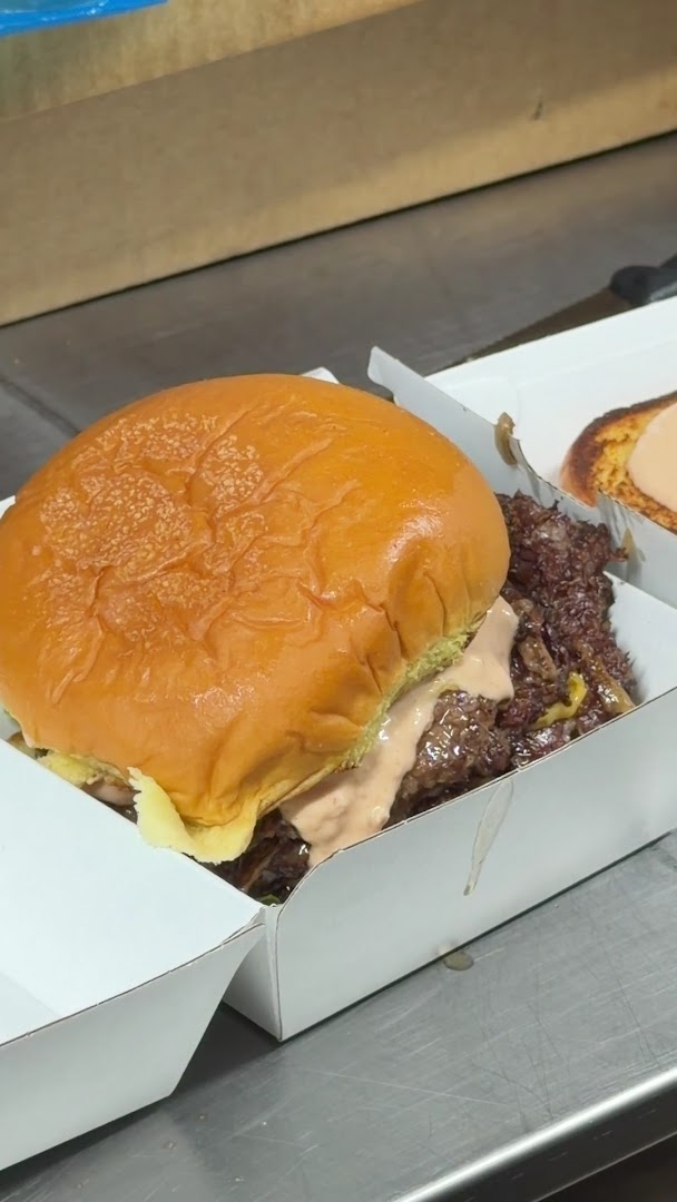 Pacho's Burger Truck: appetizing photo of the food