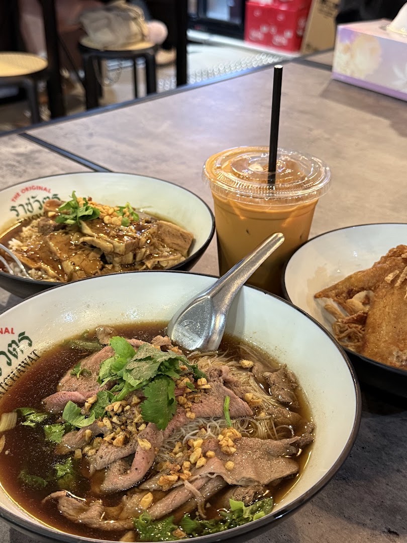 Ratchawat Beef Noodle: appetizing photo of restaurant food