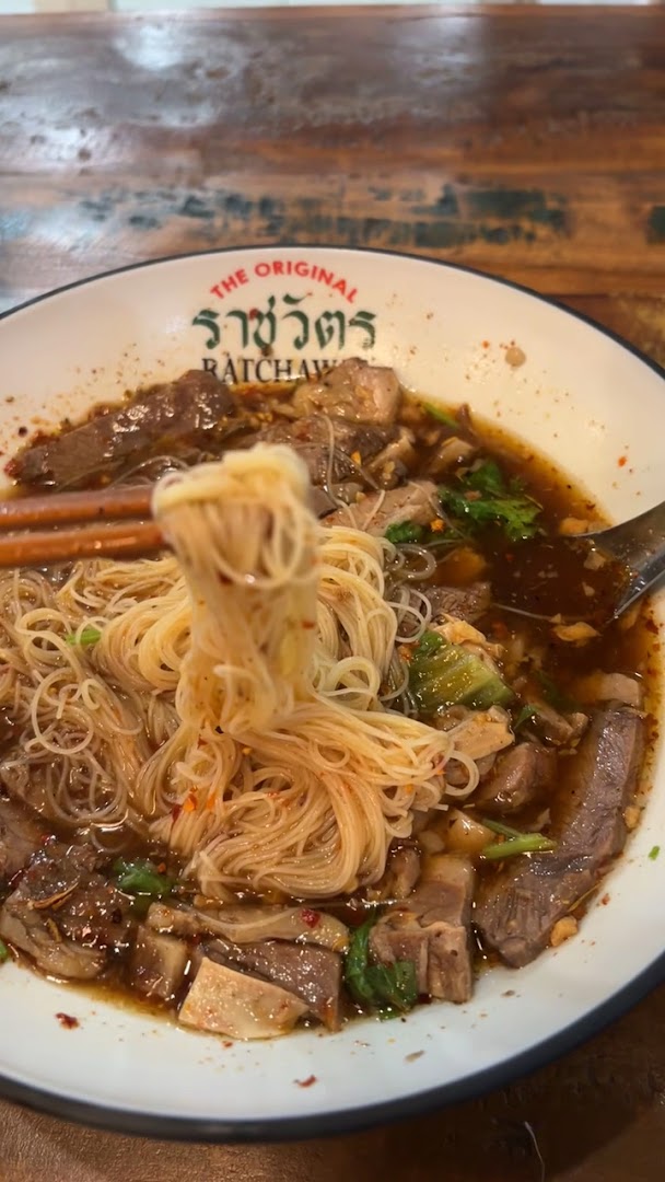 Ratchawat Beef Noodle: appetizing photo of restaurant food