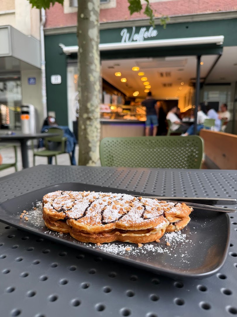 Waffela: appetizing food with venue context