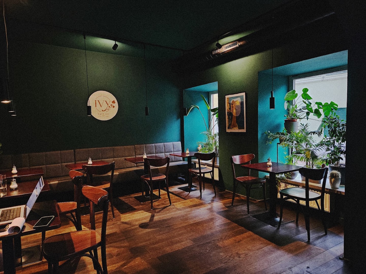 Café Ivy: professional interior shot showing atmosphere