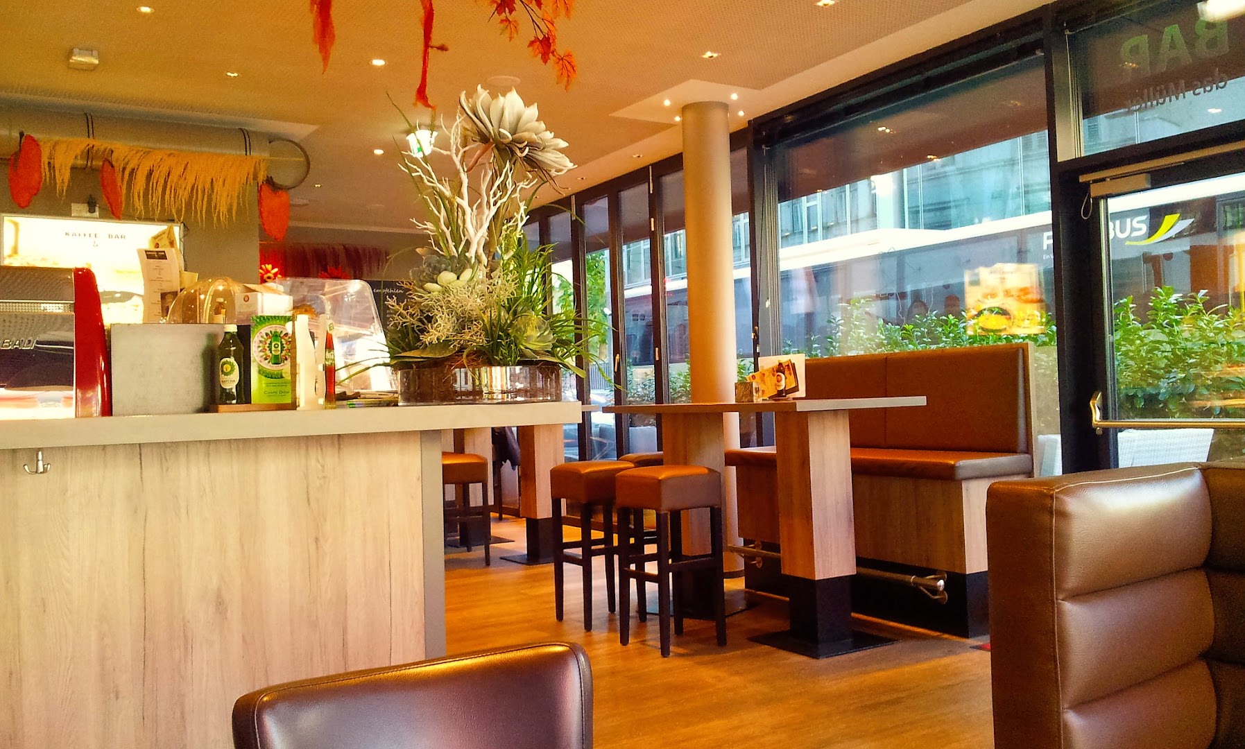 Das Müller: clear, inviting interior bar shot