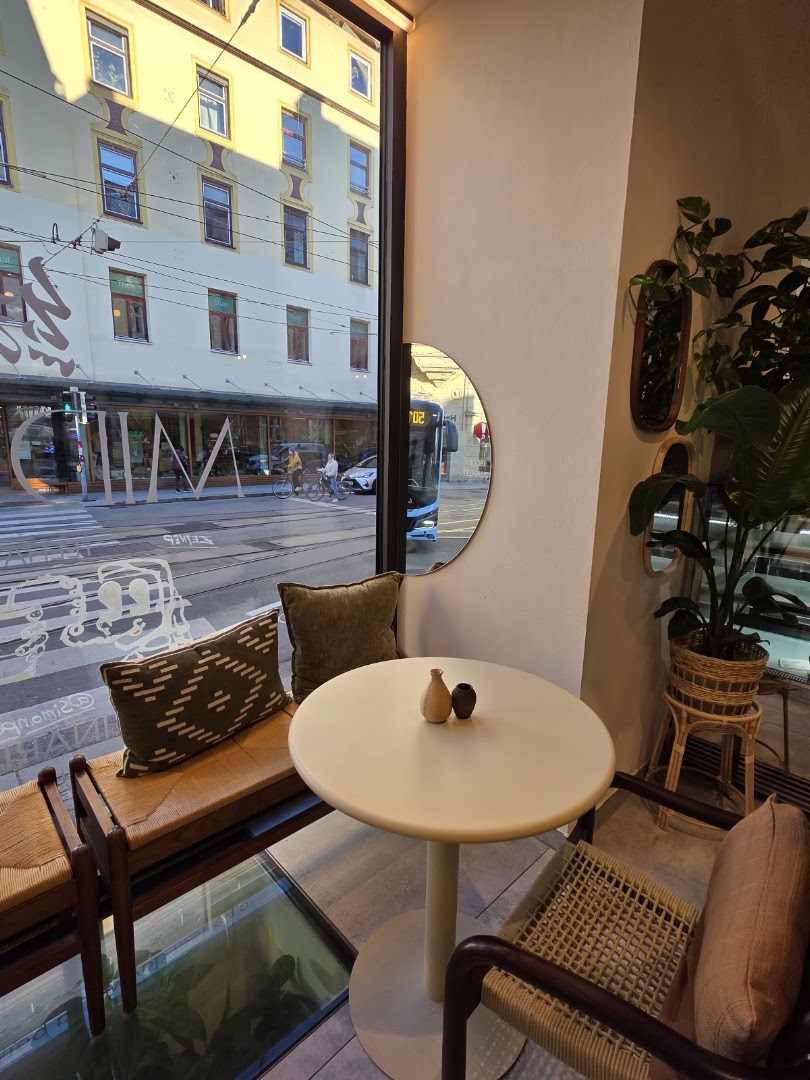 Midori Teehaus: inviting and professional interior shot