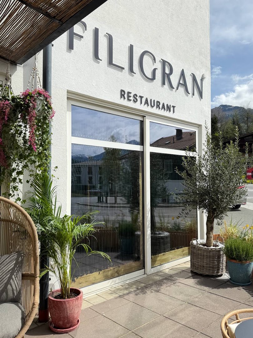 Filigran: clear, inviting exterior restaurant shot
