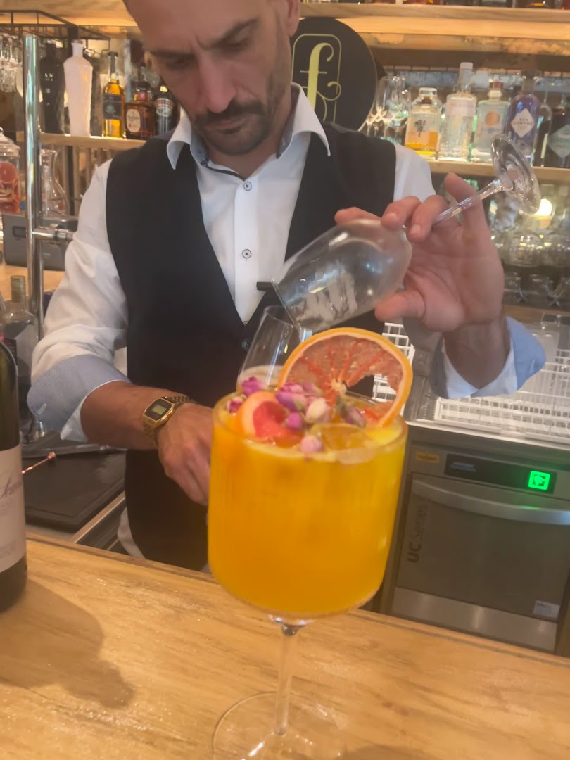 Filigran: professional shot of cocktail preparation