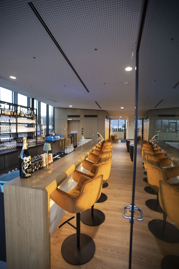 George: high quality interior bar shot