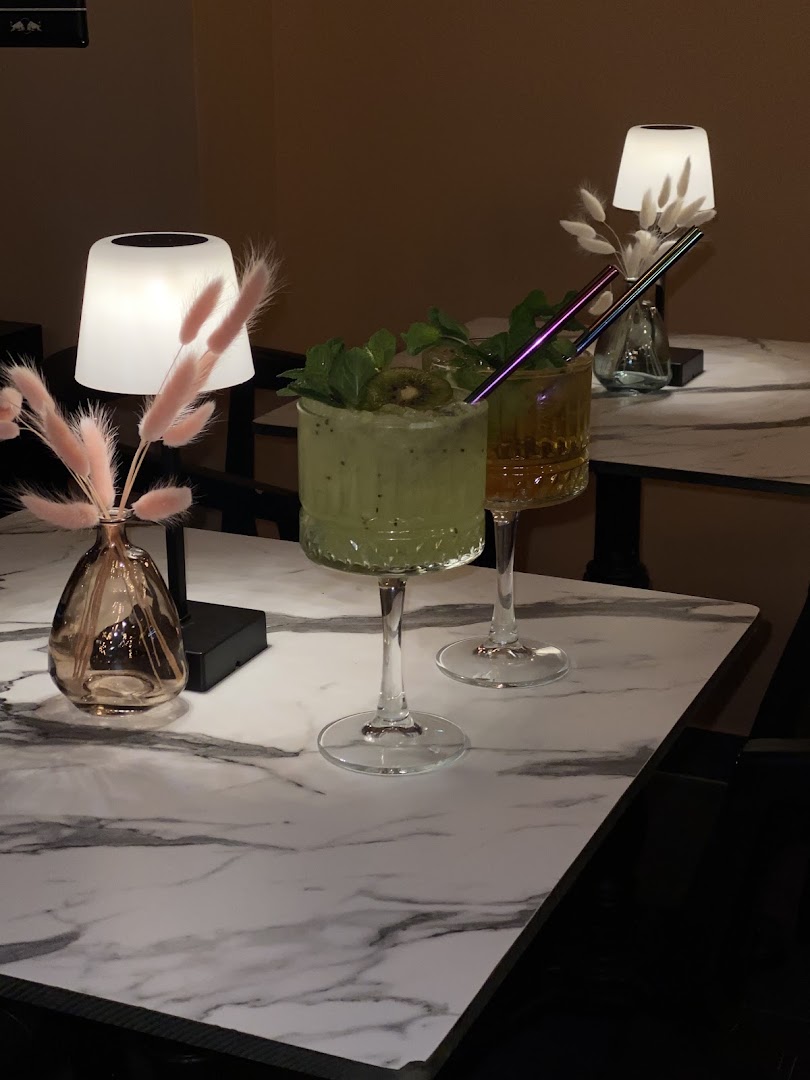Le Café: appealing photo of bar drinks