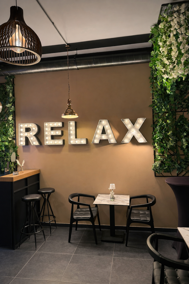 Le Café: attractive interior and inviting atmosphere