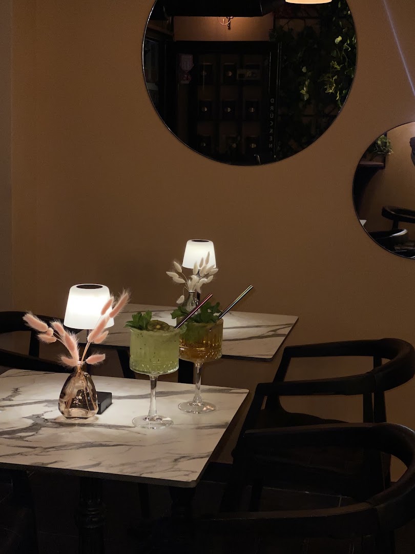 Le Café: attractive, professional atmosphere and drinks