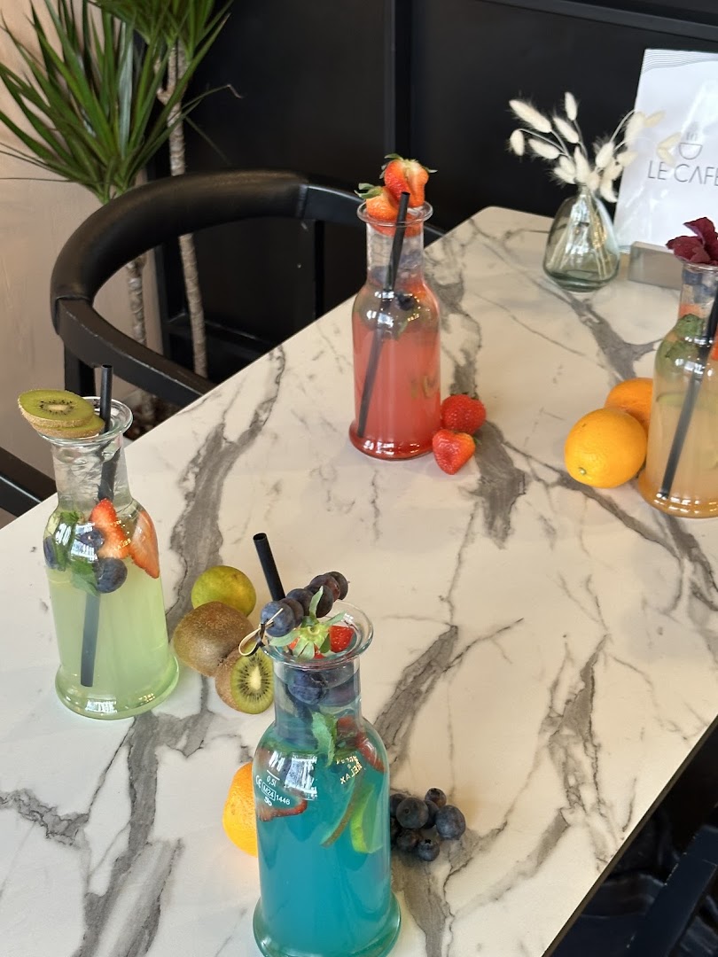 Le Café: appealing presentation of signature drinks