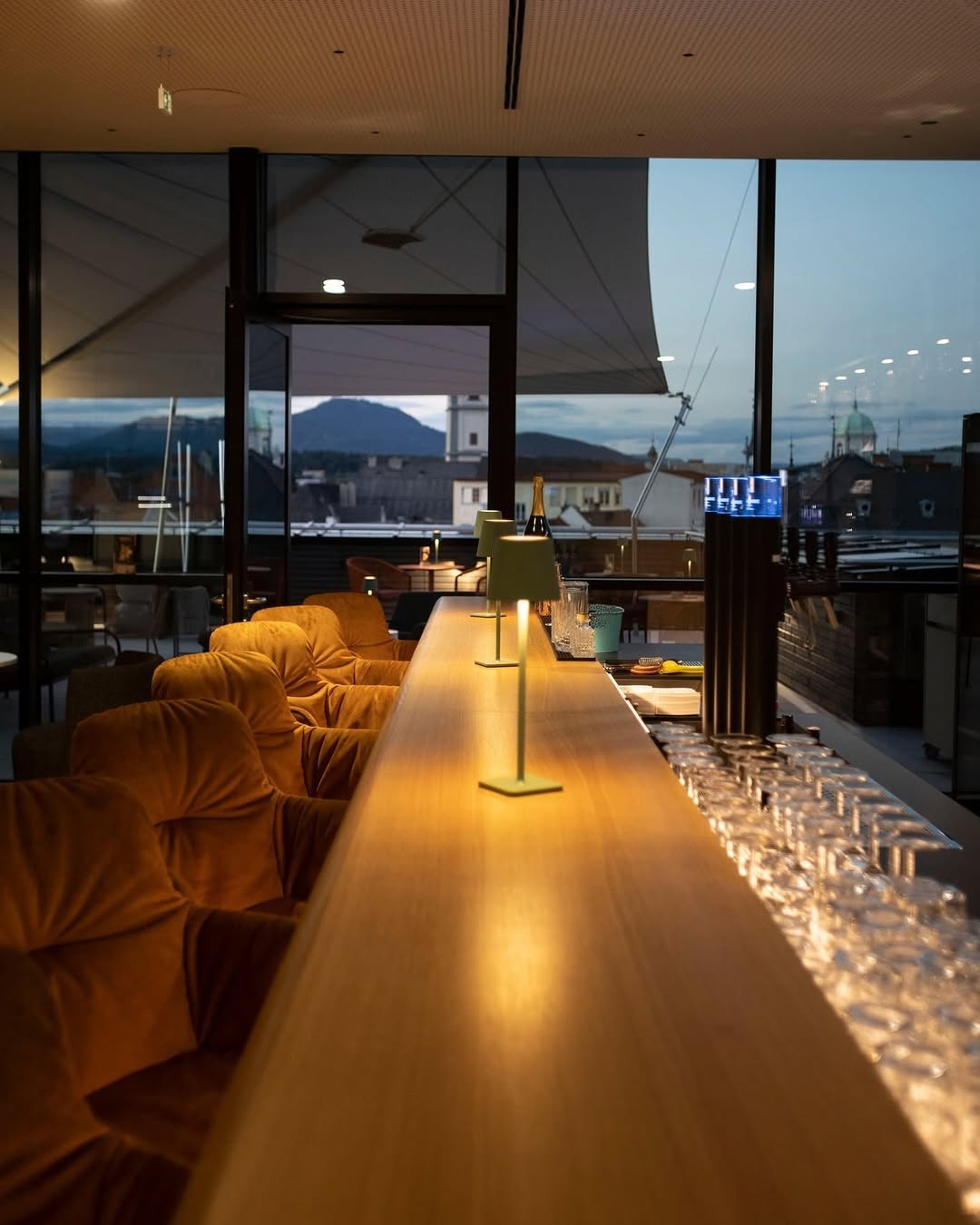 Marie: professional atmosphere and interior shot