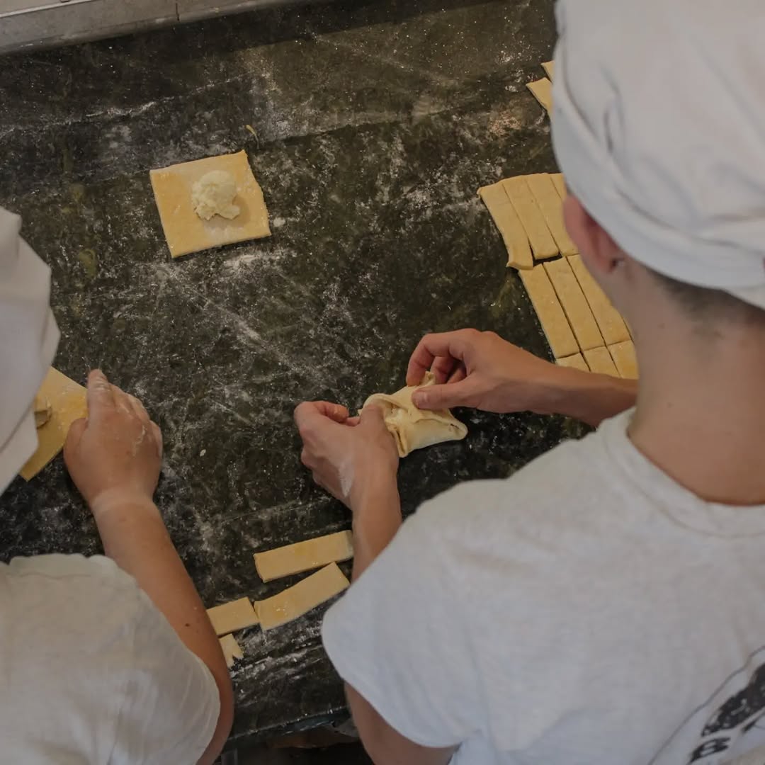 Brotsüchtig Mozartkreuzung: staff preparing fresh products
