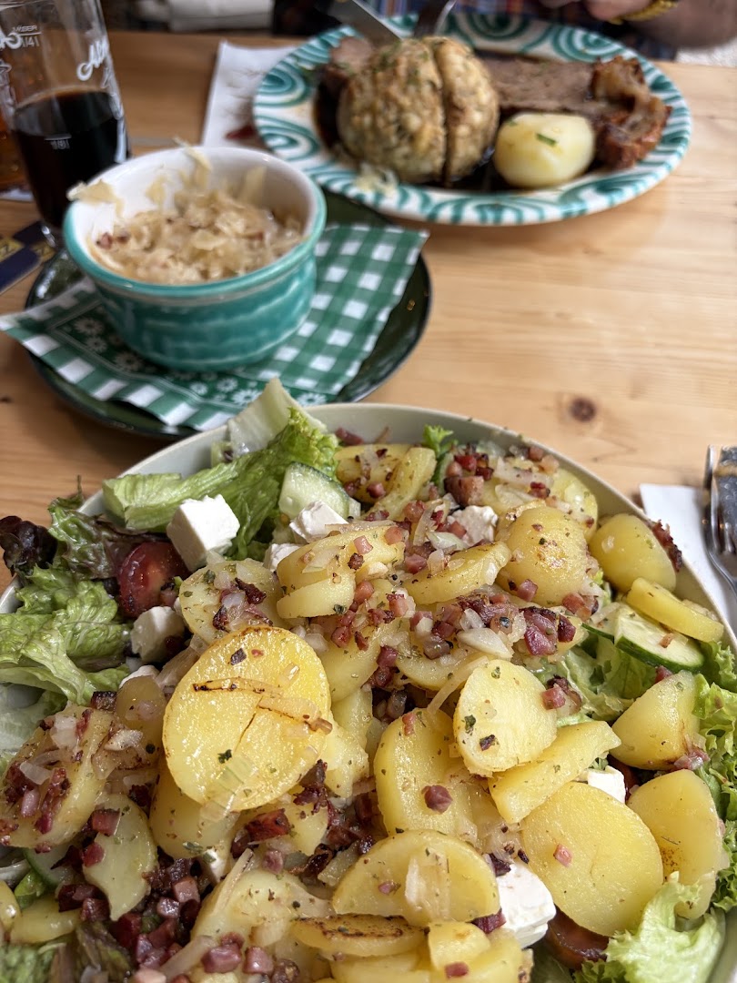 Der Ledera: appetizing photo of served food
