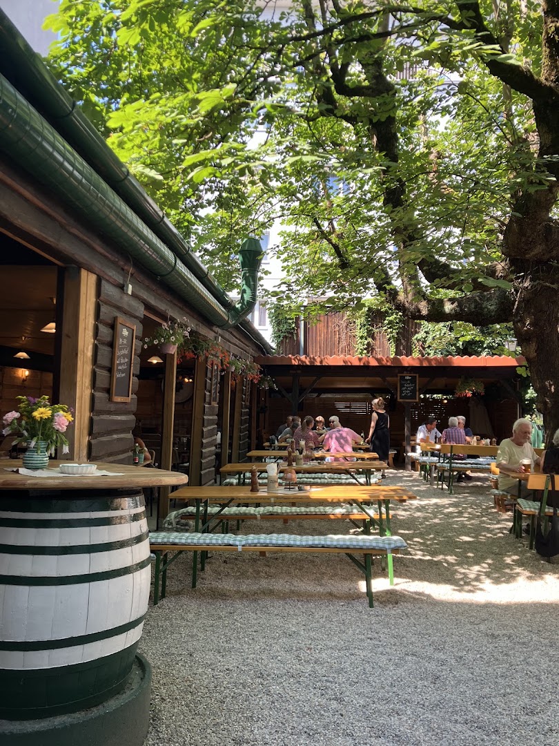 Der Ledera: inviting and clear outdoor seating