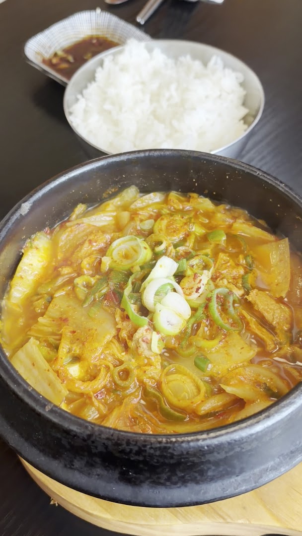 IMO: appetizing photo of restaurant food