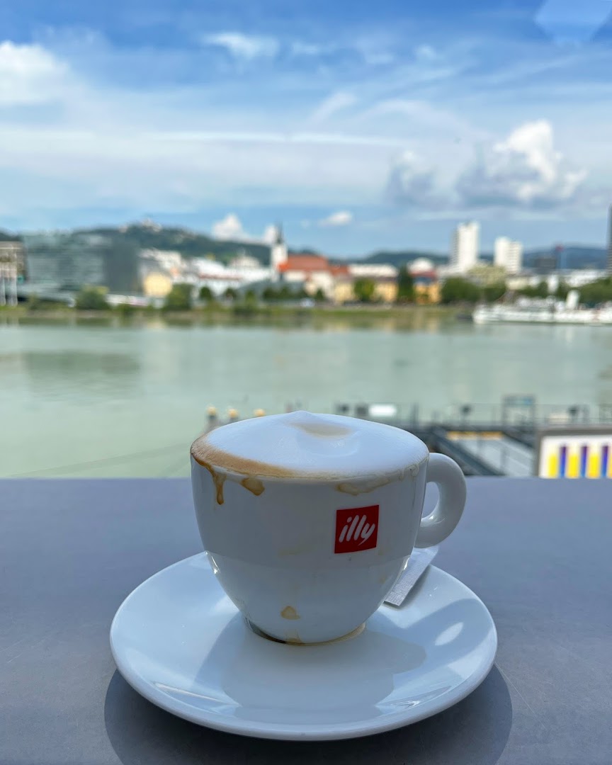 Lentos Restaurant: appealing coffee with scenic view