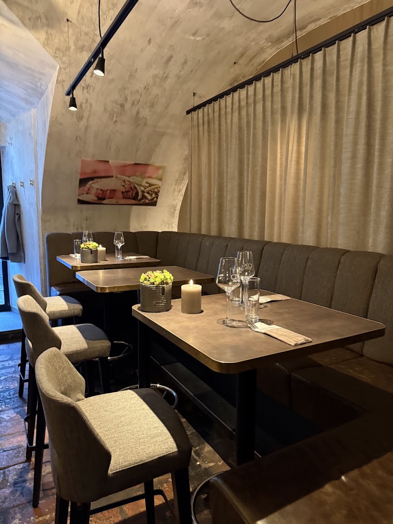 OX in the City: inviting restaurant interior atmosphere