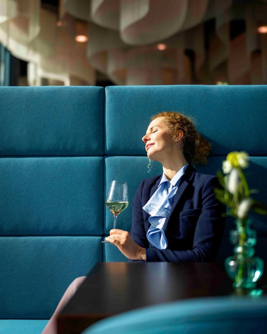 Q27: professional atmosphere and interior shot