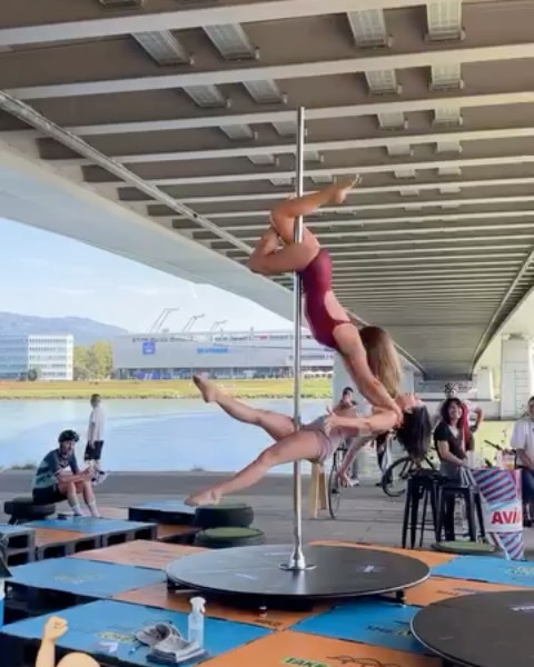Under the Bridge: venue atmosphere and activity