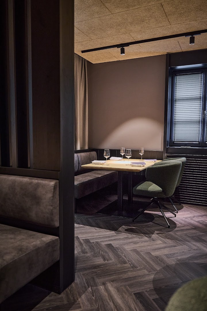 Das Schrei: professional interior shot of restaurant