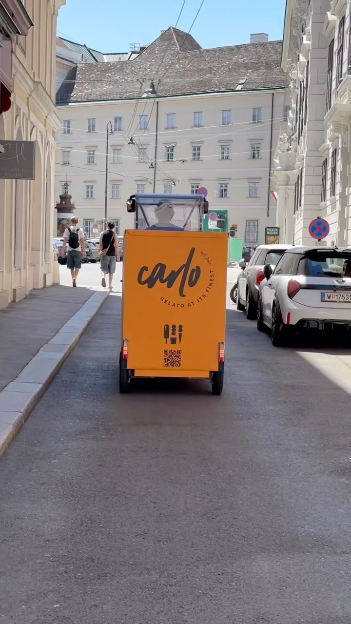 Gelato Carlo: branded gelato cart