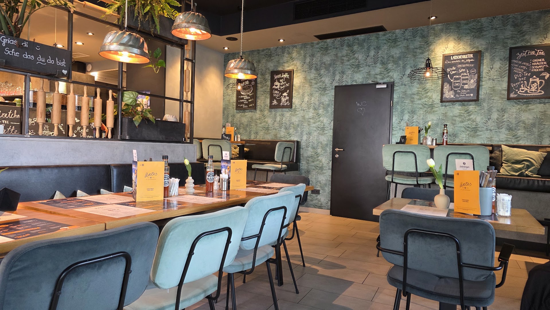 Untes Café: inviting and clean interior shot
