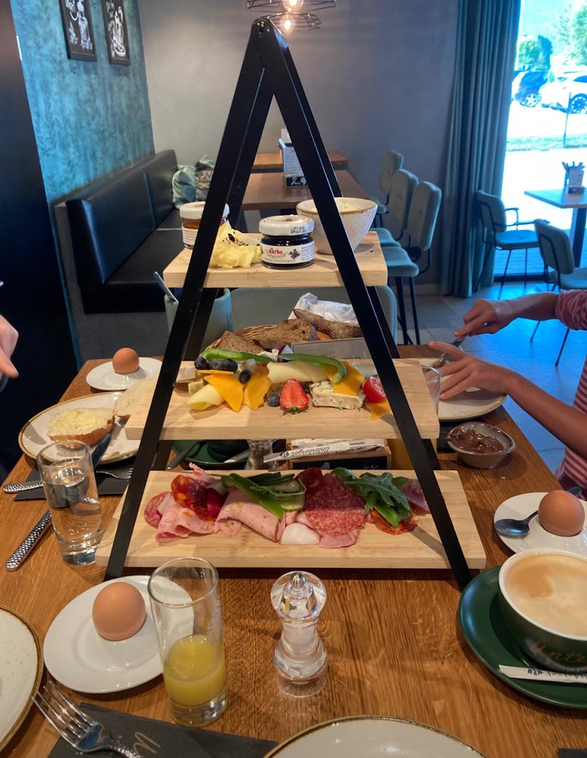 Untes Café: appetizing breakfast spread shown clearly