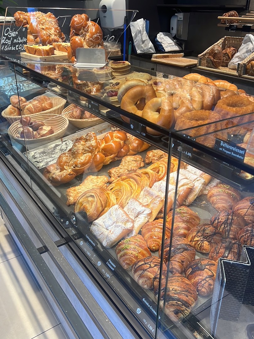 Untes Café: appetizing display of fresh pastries