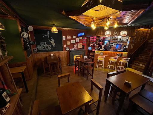 Beer Station Pub: clear, inviting interior atmosphere