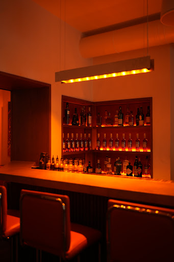 Bitter Bar & Eatery: inviting atmosphere and professional composition