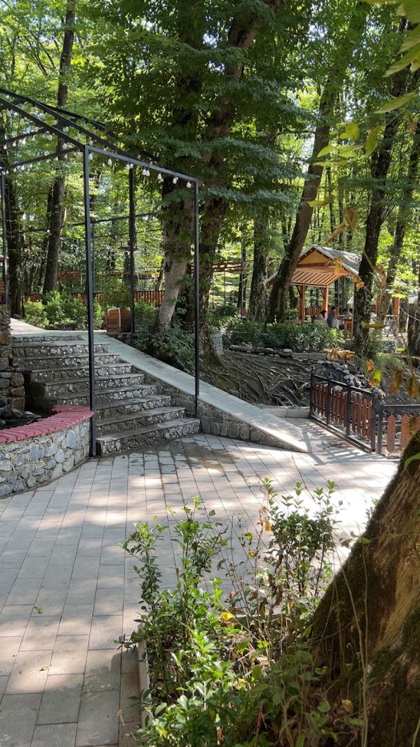 Soyuq Bulaq Restoran: attractive outdoor restaurant seating area