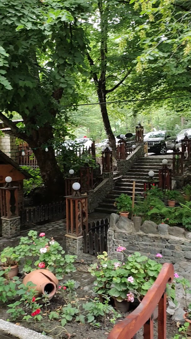Soyuq Bulaq Restoran: attractive outdoor restaurant seating area