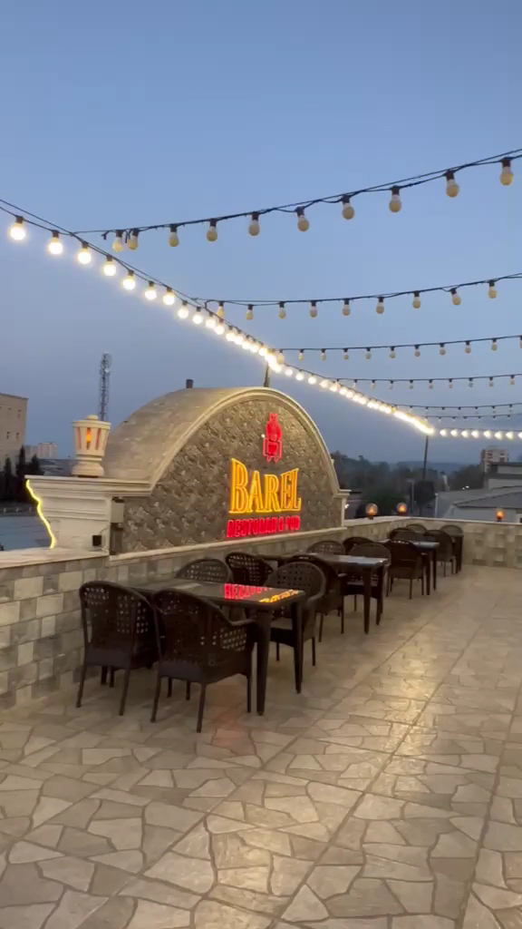 Barel Pub Restoran: attractive terrace with clear branding