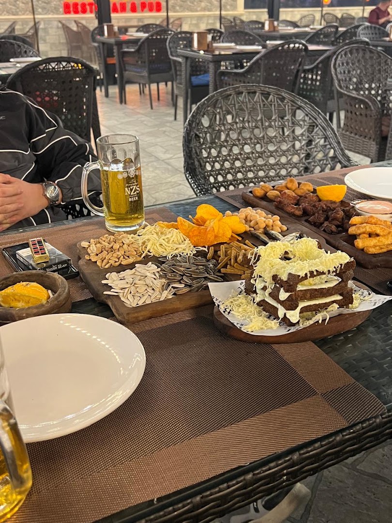 Barel Pub Restoran: appetizing food and drink display