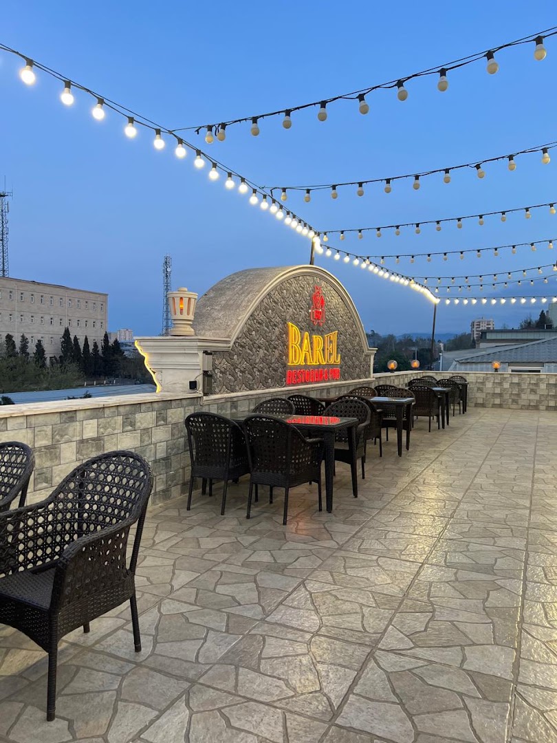 Barel Pub Restoran: attractive terrace with clear branding