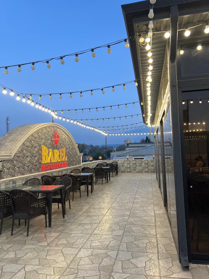 Barel Pub Restoran: attractive terrace with nice lighting