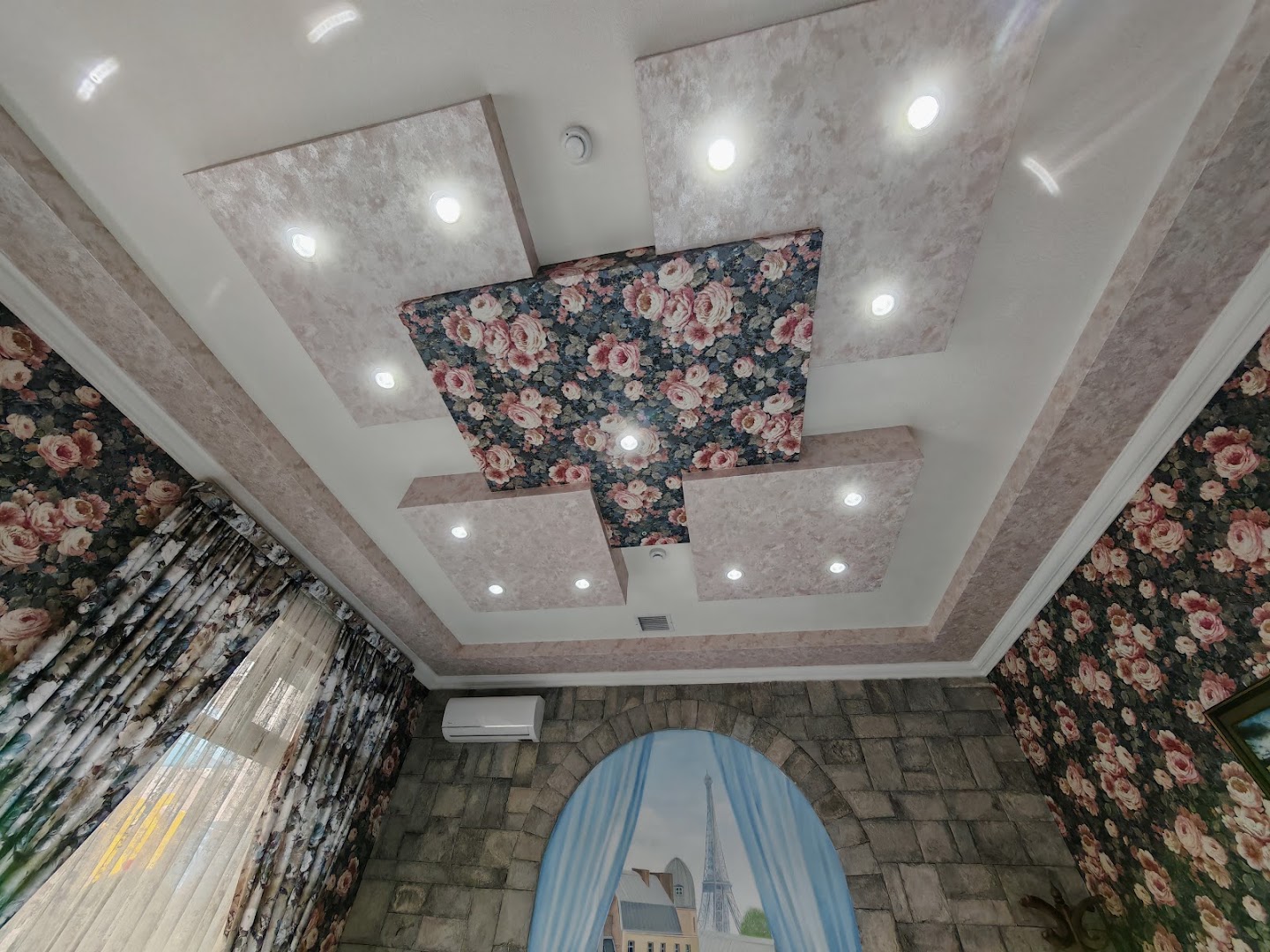 Bienvenue Restaurant: restaurant interior and decor