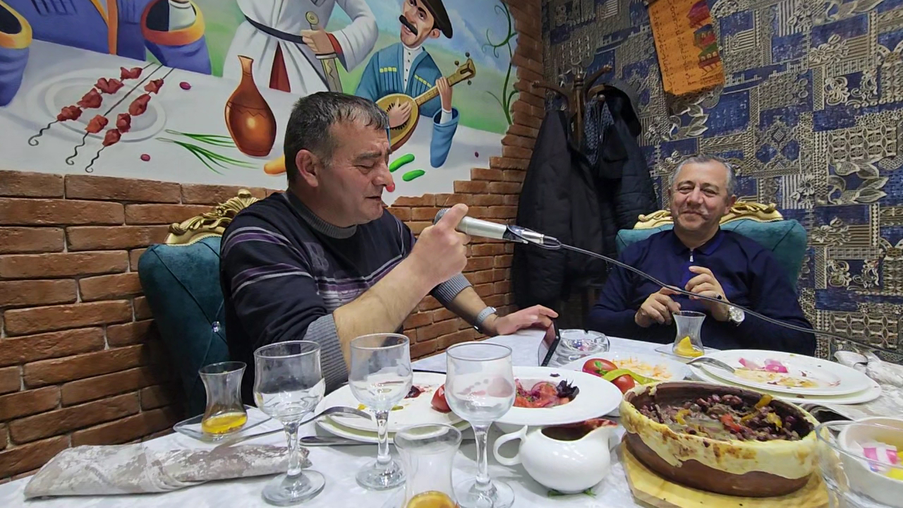 Bienvenue Restaurant: patrons enjoying the atmosphere